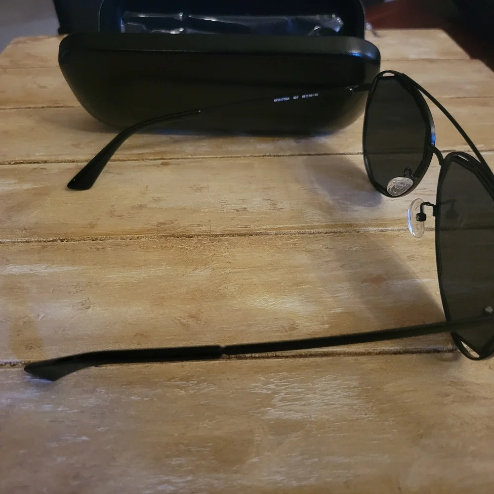 Alexander McQueen Sunglasses.   Aviator.  Mirrored. Black and Gray color. - Picture 4 of 4